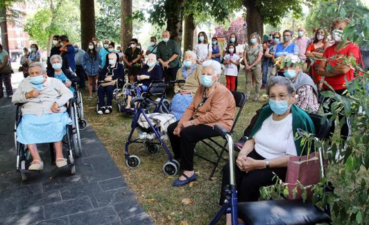 Los usuarios de la residencia pública de Grado fueron homenajeados tras superar la primera ola 