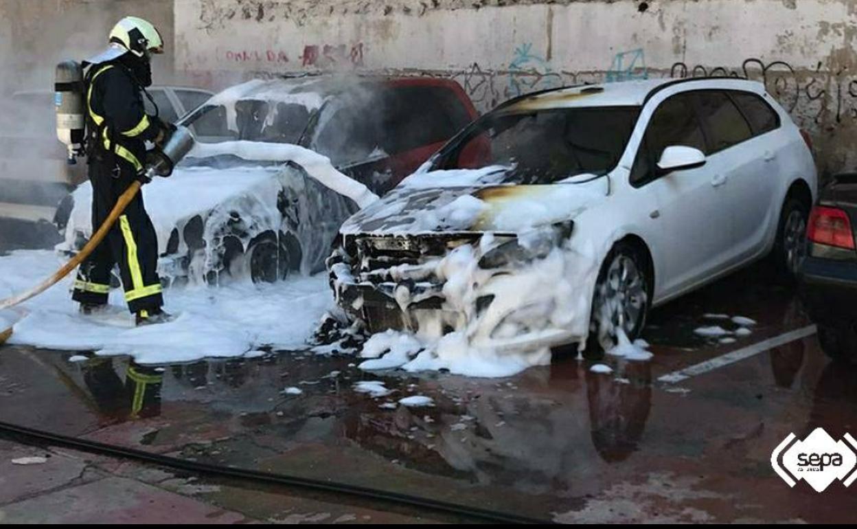 Arden dos turismos en San Martín del Rey Aurelio