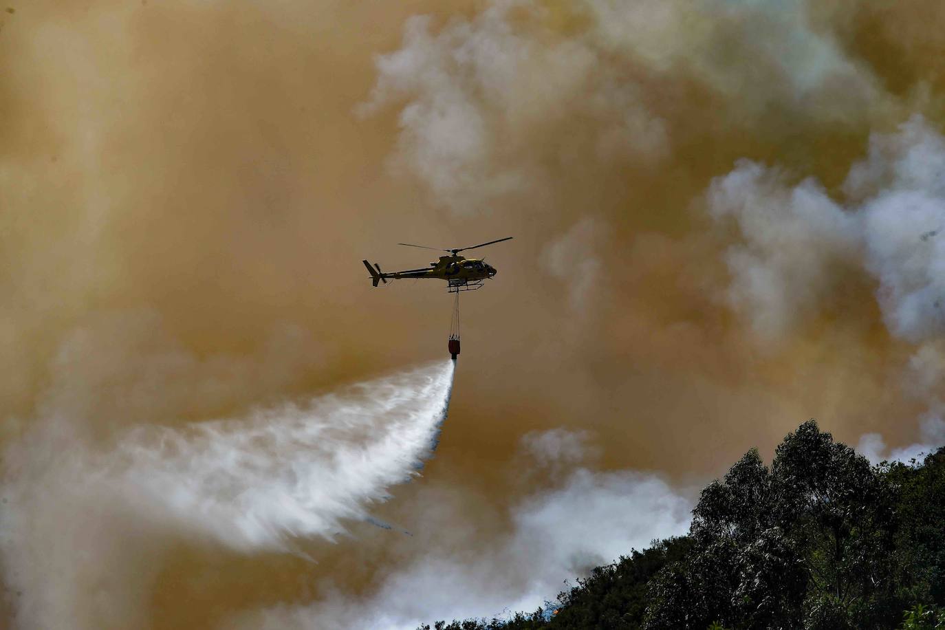 El fuego se localiza en el monte vecinal de Bello y Pando