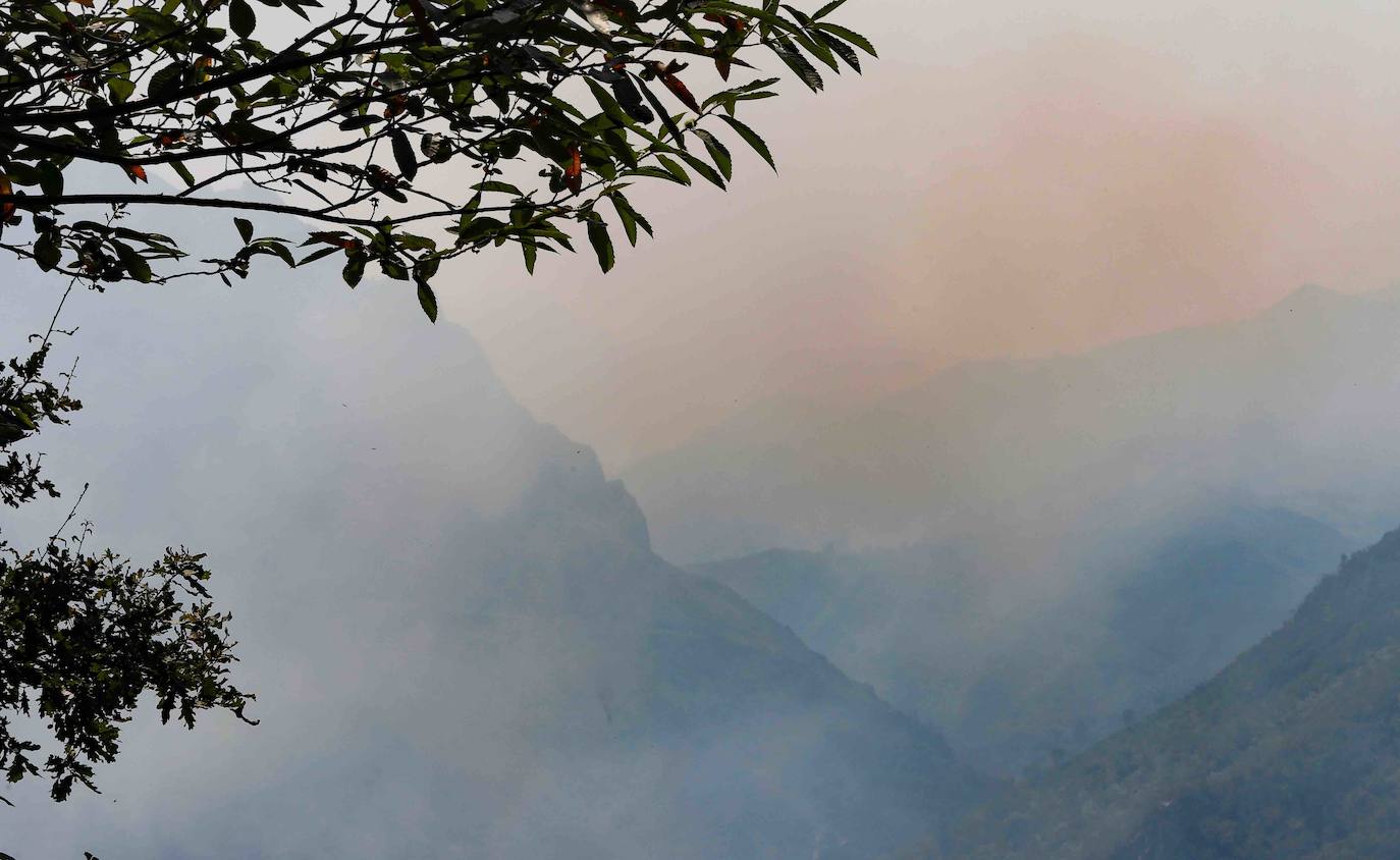 El fuego se localiza en el monte vecinal de Bello y Pando