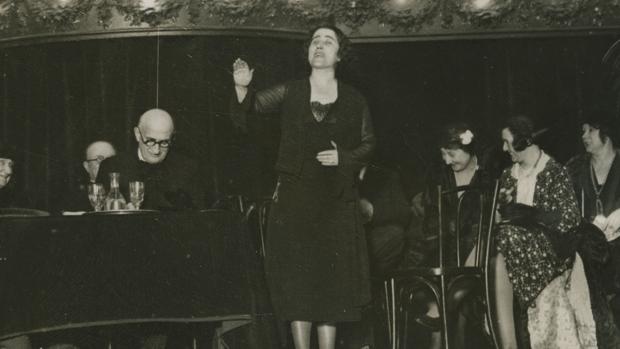 1. Clara Campoamor logró que el derecho al voto se hiciera extensivo a las mujeres españolas en 1931. La diputada del Partido Radical no dudó en enfrentarse a la propia izquierda y a sus congéneres para conseguirlo. «¿Cómo puede decirse que cuando las mujeres den señales de vida por la República se les concederá como premio el derecho a votar?», espetó desde la tribuna del Parlamento el día de la votación. Clara Campoamor, además, luchó a ultranza a favor de la no discriminación por cuestión de sexo y la igualdad jurídica entre hijos e hijas habidos dentro y fuera del matrimonio. 