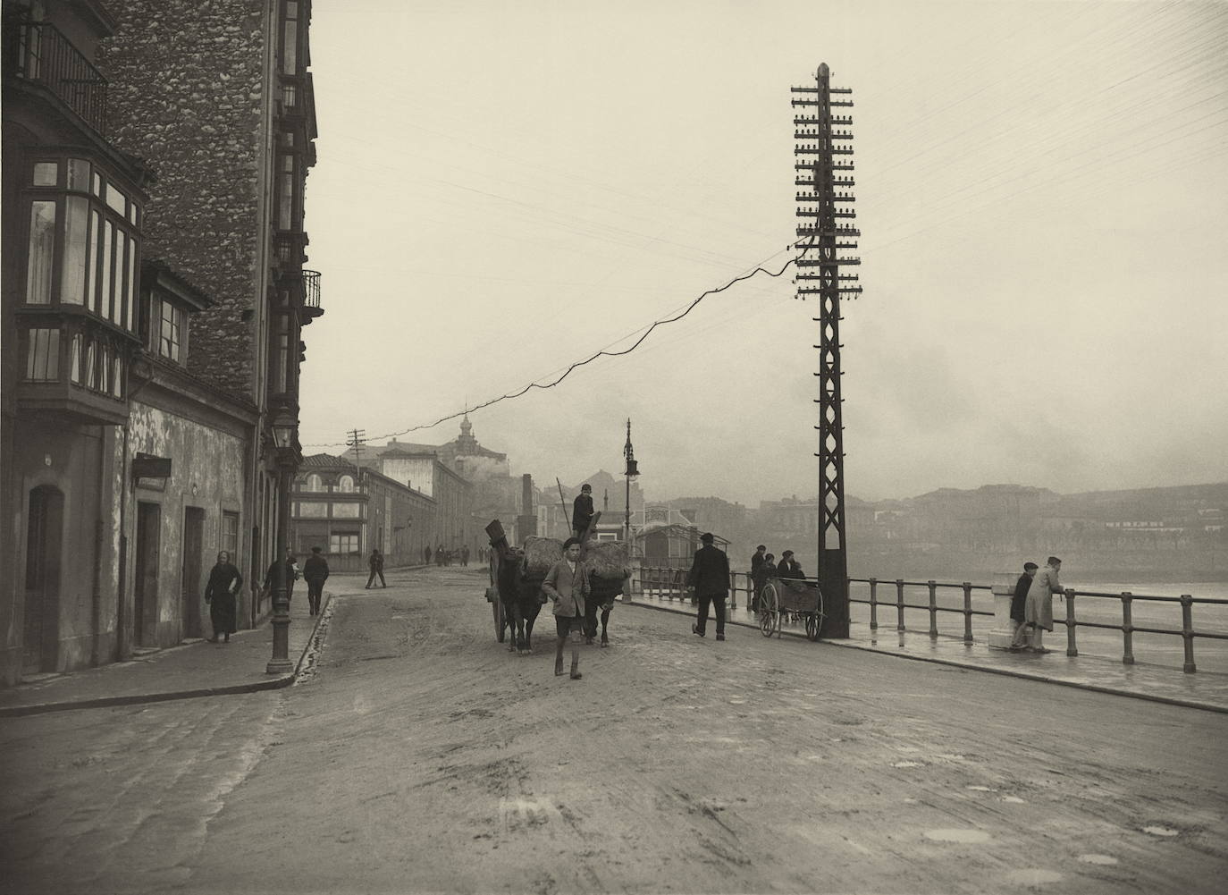 El paseo marítimo gijonés, que este verano volverá a sufrir cambios en detrimento del tráfico rodado, ha experimentado numerosas transformaciones a lo largo de su historia. Estas imágenes te muestran cómo ha sido. ¿Has vivido alguna de estas épocas?