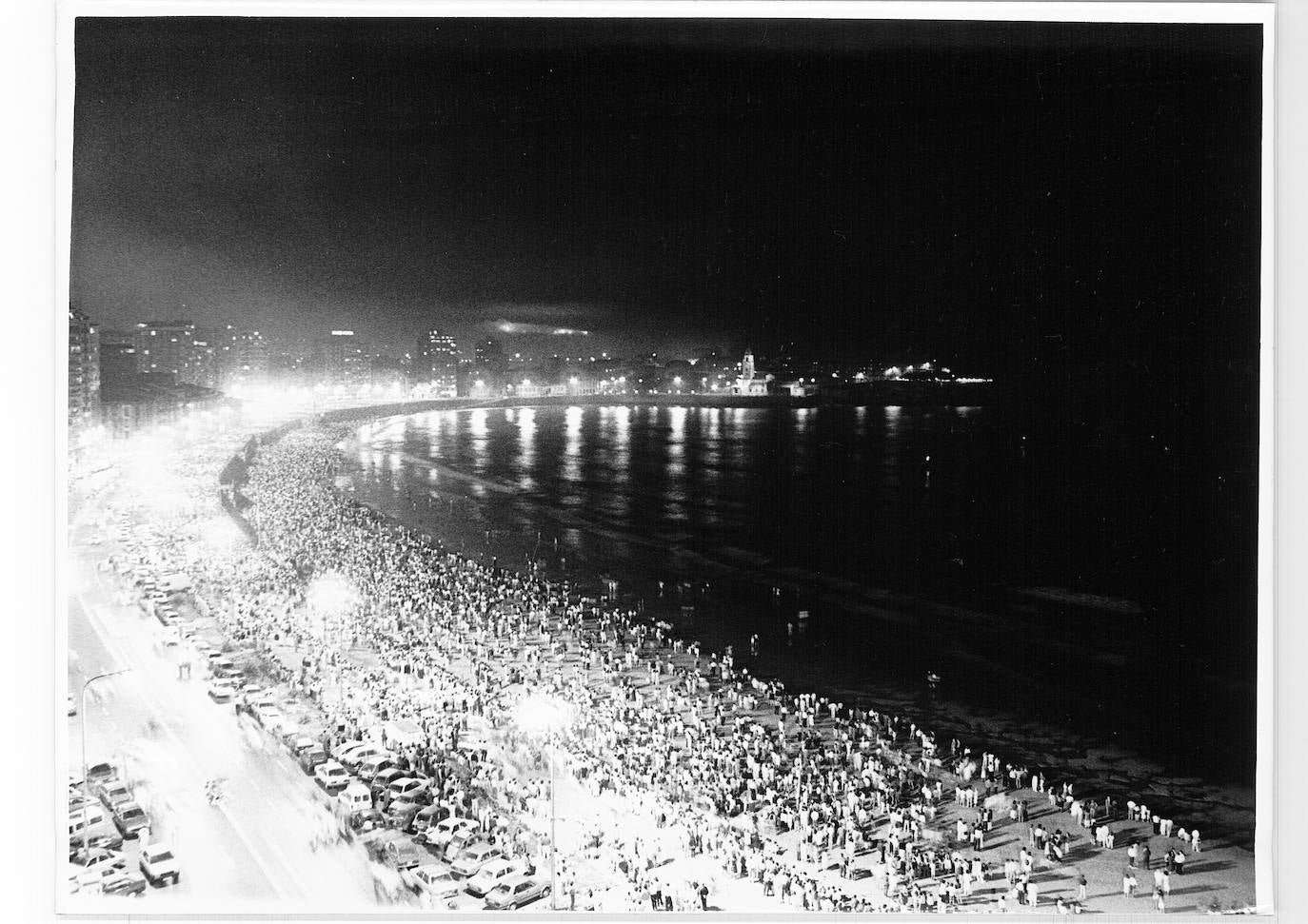 El paseo marítimo gijonés, que este verano volverá a sufrir cambios en detrimento del tráfico rodado, ha experimentado numerosas transformaciones a lo largo de su historia. Estas imágenes te muestran cómo ha sido. ¿Has vivido alguna de estas épocas?