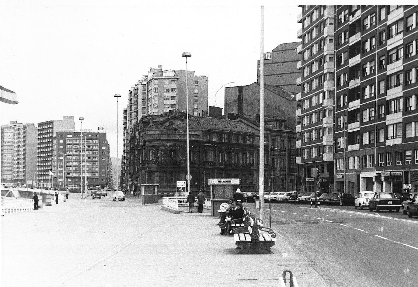 El paseo marítimo gijonés, que este verano volverá a sufrir cambios en detrimento del tráfico rodado, ha experimentado numerosas transformaciones a lo largo de su historia. Estas imágenes te muestran cómo ha sido. ¿Has vivido alguna de estas épocas?