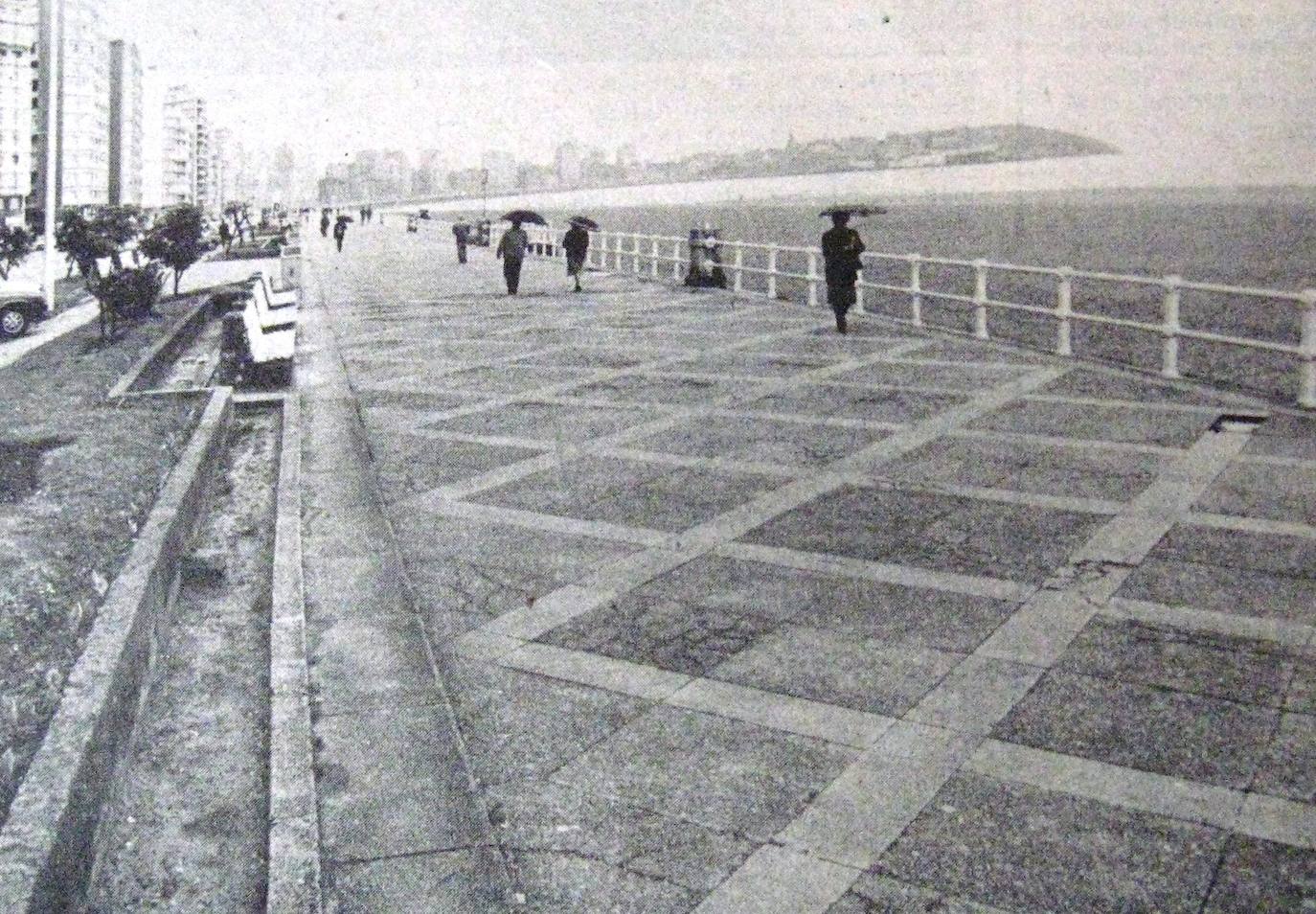 El paseo marítimo gijonés, que este verano volverá a sufrir cambios en detrimento del tráfico rodado, ha experimentado numerosas transformaciones a lo largo de su historia. Estas imágenes te muestran cómo ha sido. ¿Has vivido alguna de estas épocas?