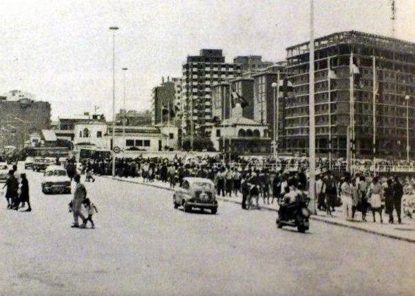 El paseo marítimo gijonés, que este verano volverá a sufrir cambios en detrimento del tráfico rodado, ha experimentado numerosas transformaciones a lo largo de su historia. Estas imágenes te muestran cómo ha sido. ¿Has vivido alguna de estas épocas?