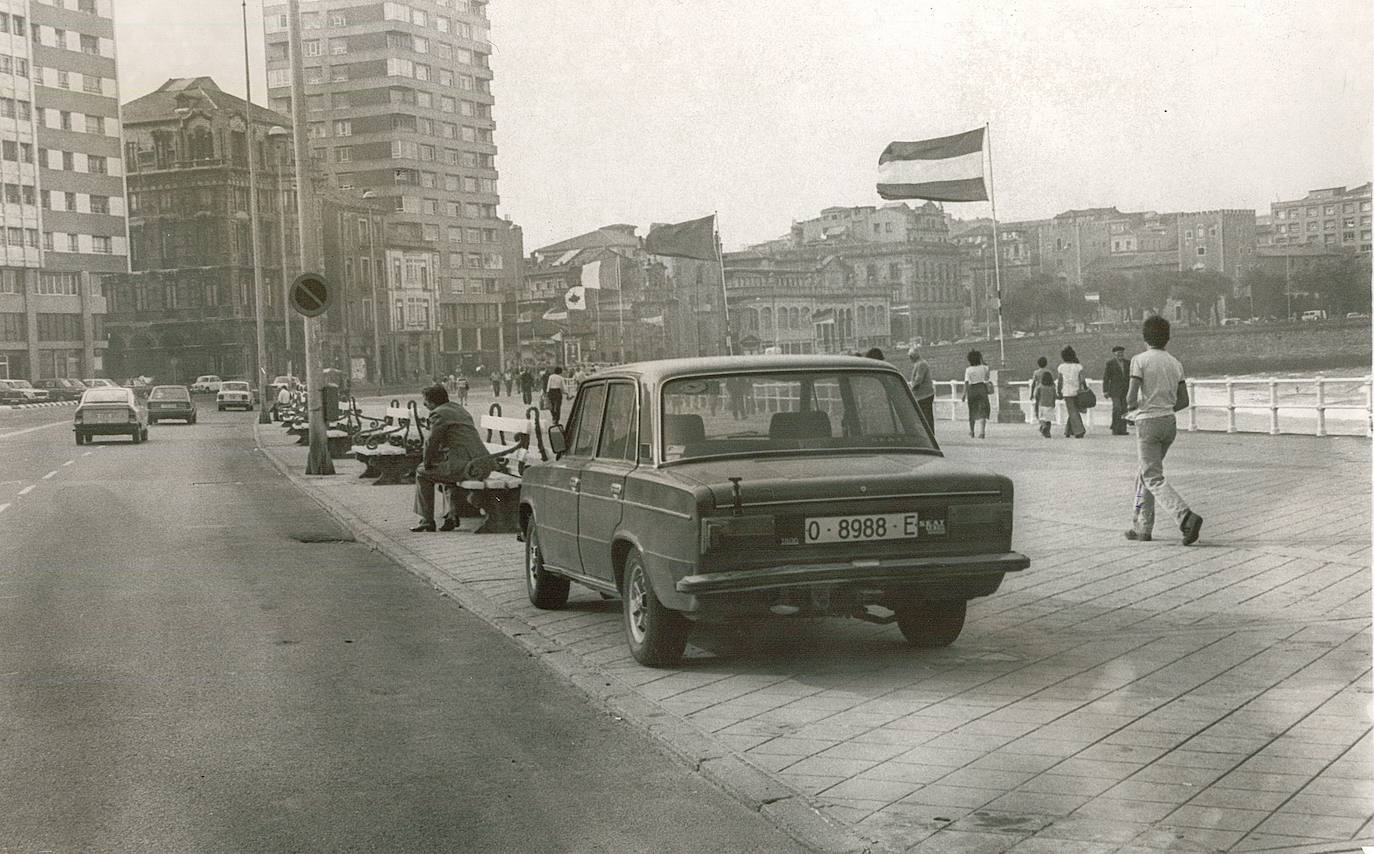 El paseo marítimo gijonés, que este verano volverá a sufrir cambios en detrimento del tráfico rodado, ha experimentado numerosas transformaciones a lo largo de su historia. Estas imágenes te muestran cómo ha sido. ¿Has vivido alguna de estas épocas?