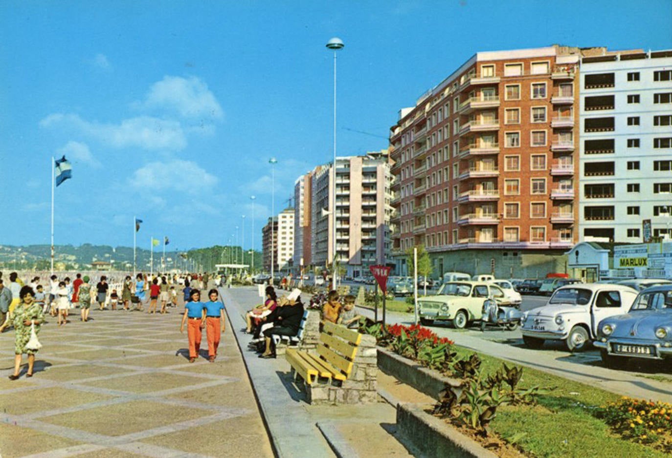 El paseo marítimo gijonés, que este verano volverá a sufrir cambios en detrimento del tráfico rodado, ha experimentado numerosas transformaciones a lo largo de su historia. Estas imágenes te muestran cómo ha sido. ¿Has vivido alguna de estas épocas?