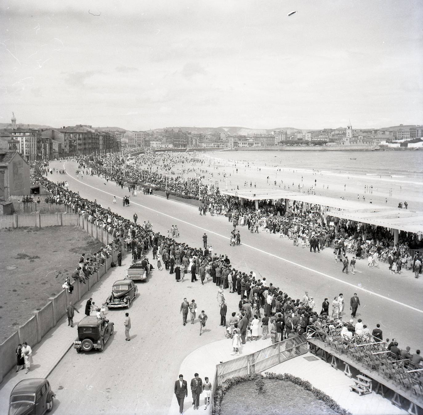 El paseo marítimo gijonés, que este verano volverá a sufrir cambios en detrimento del tráfico rodado, ha experimentado numerosas transformaciones a lo largo de su historia. Estas imágenes te muestran cómo ha sido. ¿Has vivido alguna de estas épocas?