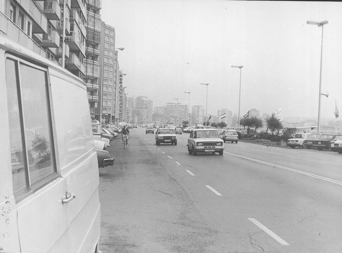 El paseo marítimo gijonés, que este verano volverá a sufrir cambios en detrimento del tráfico rodado, ha experimentado numerosas transformaciones a lo largo de su historia. Estas imágenes te muestran cómo ha sido. ¿Has vivido alguna de estas épocas?