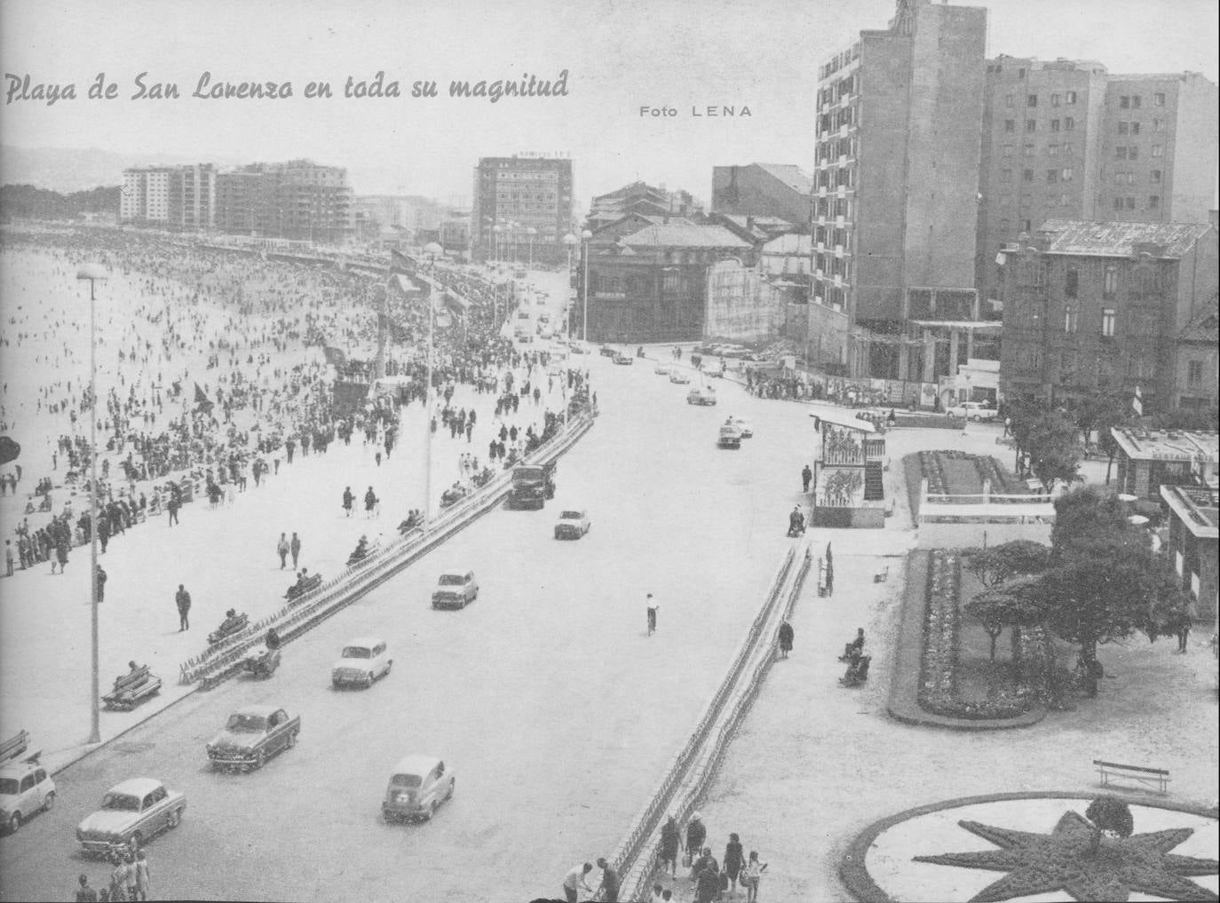 El paseo marítimo gijonés, que este verano volverá a sufrir cambios en detrimento del tráfico rodado, ha experimentado numerosas transformaciones a lo largo de su historia. Estas imágenes te muestran cómo ha sido. ¿Has vivido alguna de estas épocas?