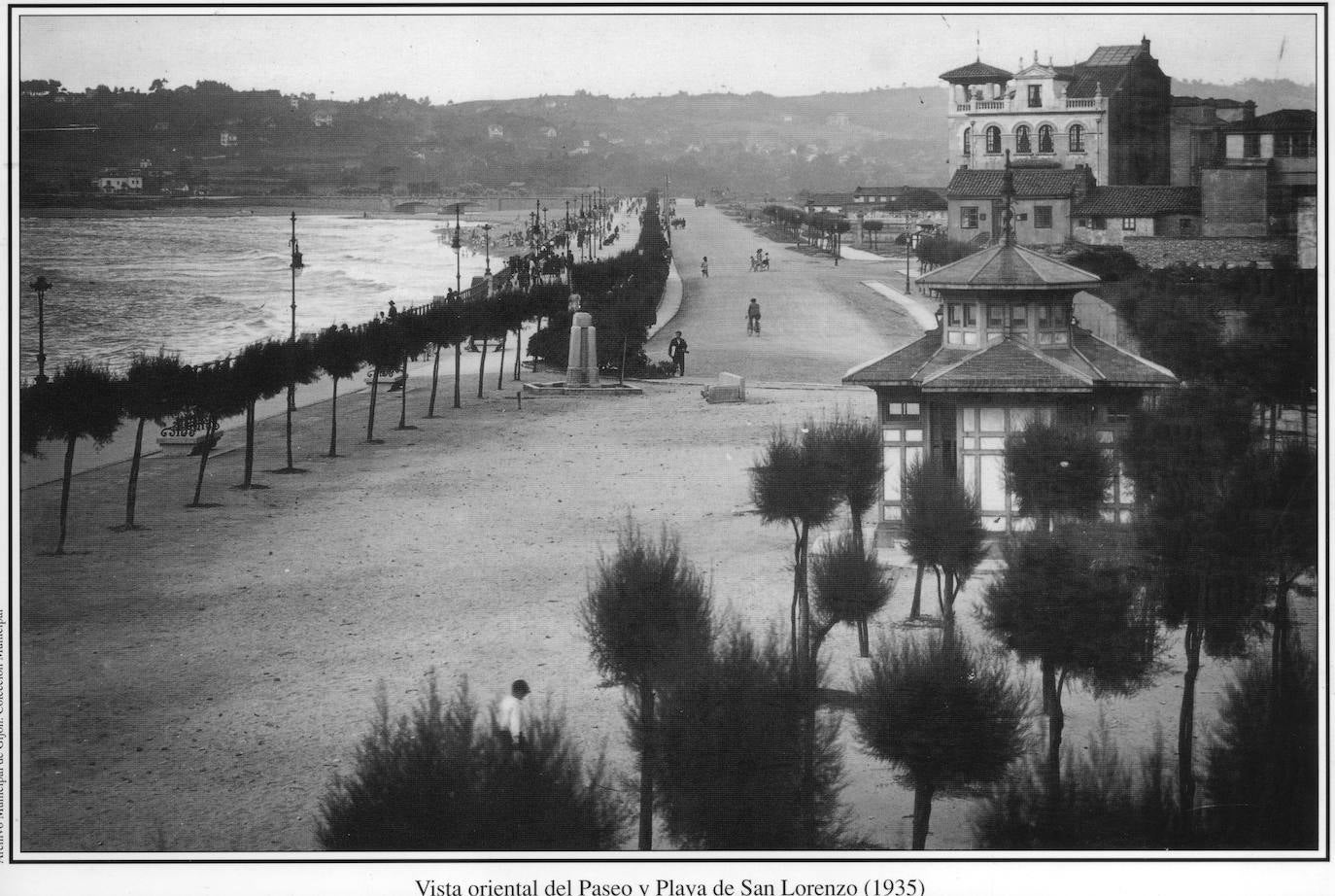 El paseo marítimo gijonés, que este verano volverá a sufrir cambios en detrimento del tráfico rodado, ha experimentado numerosas transformaciones a lo largo de su historia. Estas imágenes te muestran cómo ha sido. ¿Has vivido alguna de estas épocas?