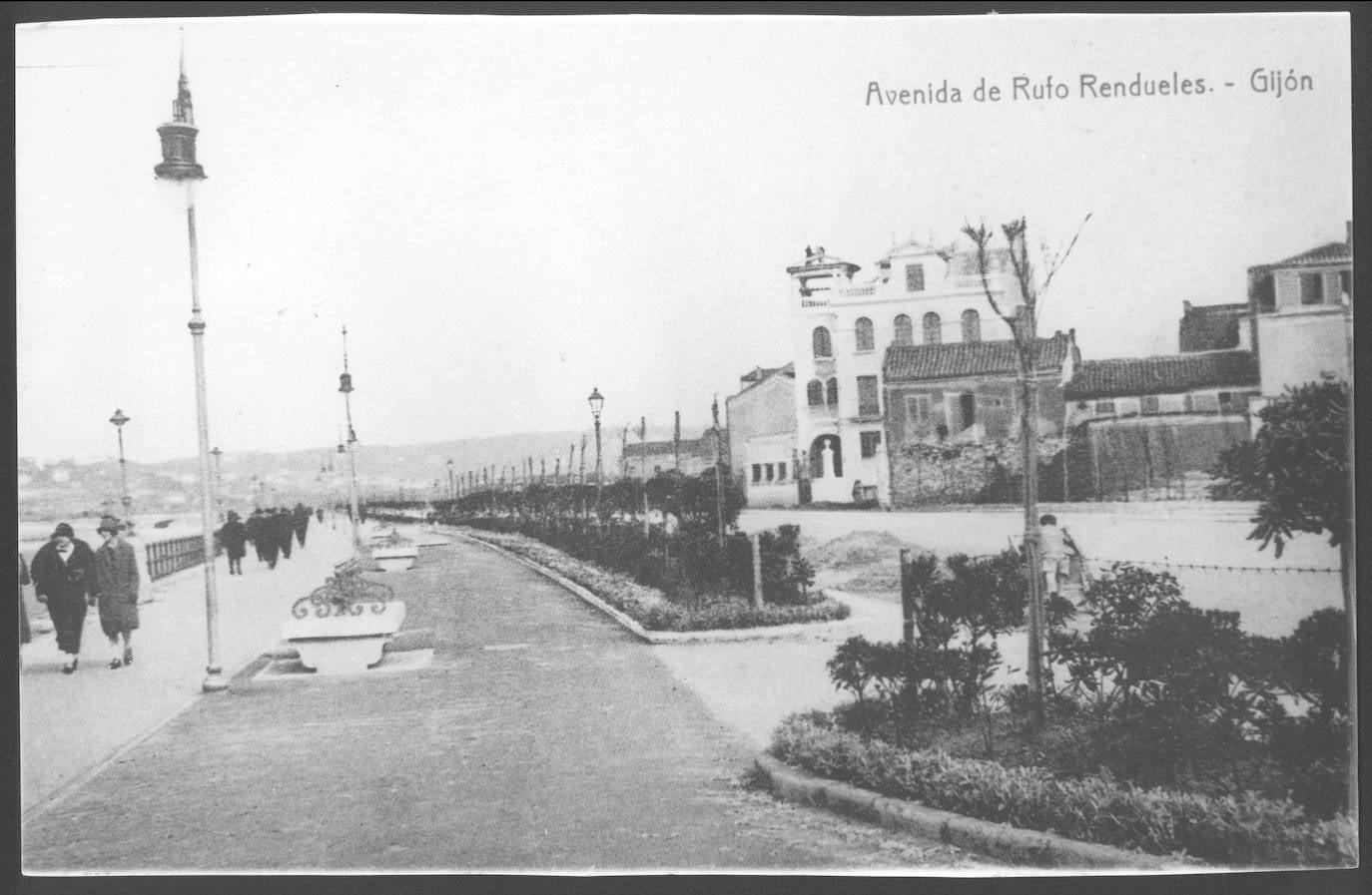 El paseo marítimo gijonés, que este verano volverá a sufrir cambios en detrimento del tráfico rodado, ha experimentado numerosas transformaciones a lo largo de su historia. Estas imágenes te muestran cómo ha sido. ¿Has vivido alguna de estas épocas?