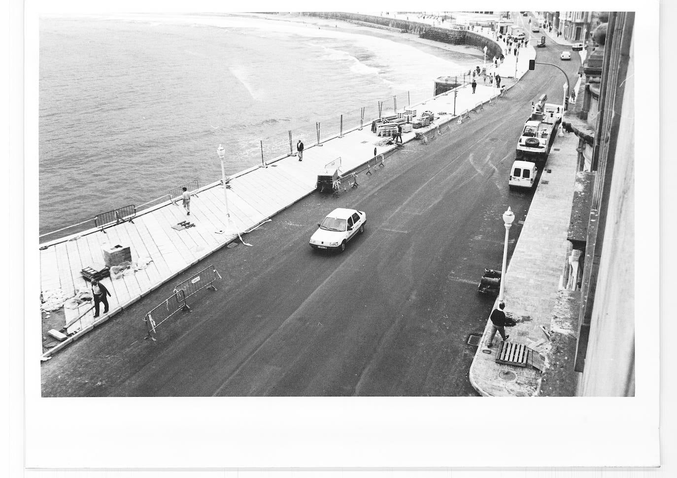 El paseo marítimo gijonés, que este verano volverá a sufrir cambios en detrimento del tráfico rodado, ha experimentado numerosas transformaciones a lo largo de su historia. Estas imágenes te muestran cómo ha sido. ¿Has vivido alguna de estas épocas?