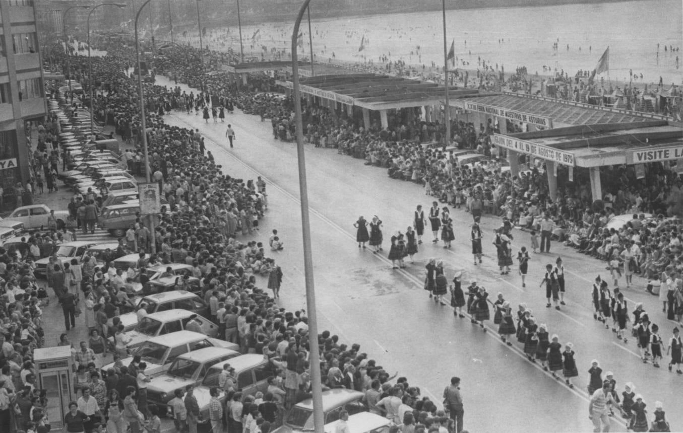 El paseo marítimo gijonés, que este verano volverá a sufrir cambios en detrimento del tráfico rodado, ha experimentado numerosas transformaciones a lo largo de su historia. Estas imágenes te muestran cómo ha sido. ¿Has vivido alguna de estas épocas?