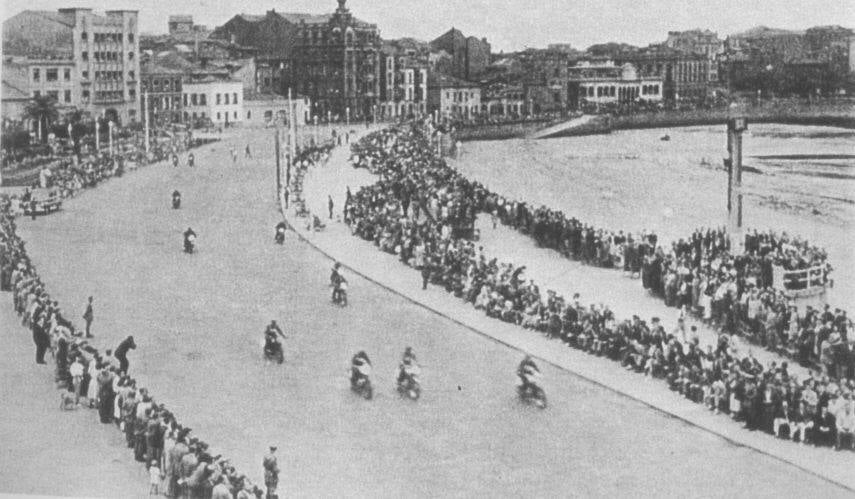 El paseo marítimo gijonés, que este verano volverá a sufrir cambios en detrimento del tráfico rodado, ha experimentado numerosas transformaciones a lo largo de su historia. Estas imágenes te muestran cómo ha sido. ¿Has vivido alguna de estas épocas?