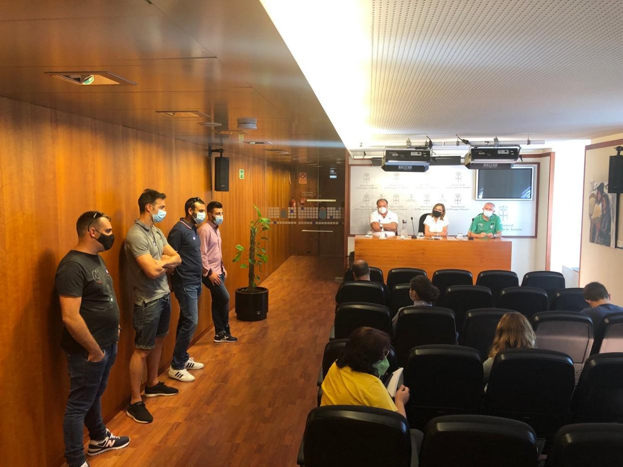 Trabajadores, con representantes sindicales y de IU, en la Junta. 