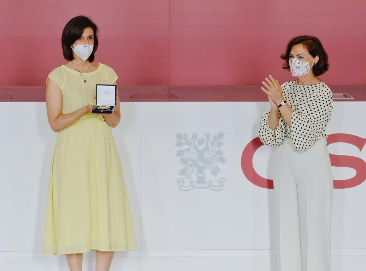 Lucía Viñuela, hija de Margarita Salas, recibió de manos de Carmen Calvo el galardón. 