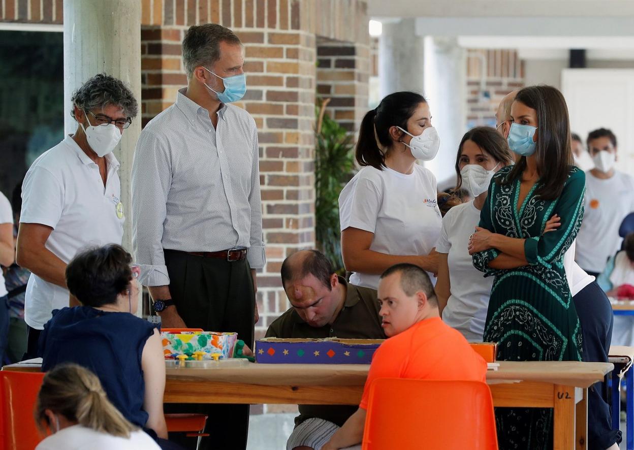 Los Reyes Felipe y Letizia visitan el centro Ramón y Cajal, de la Asociación de Parálisis Cerebral (Aspace), en Cizur Menor (Navarra). 