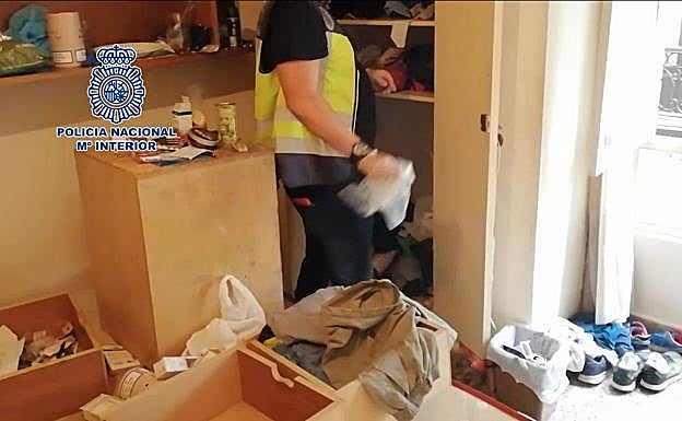 Un momento del registro del domicilio en Grado del autor del atraco.