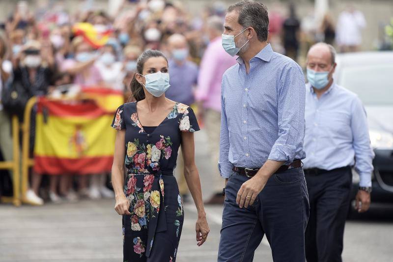 Don Felipe y doña Letizia iniciaron en Canarias su gira por todo el país tras el confinamiento. Los Reyes visitarán todas las comunidades autónomas de España con el objetivo de apoyar al turismo después de la pandemia. 