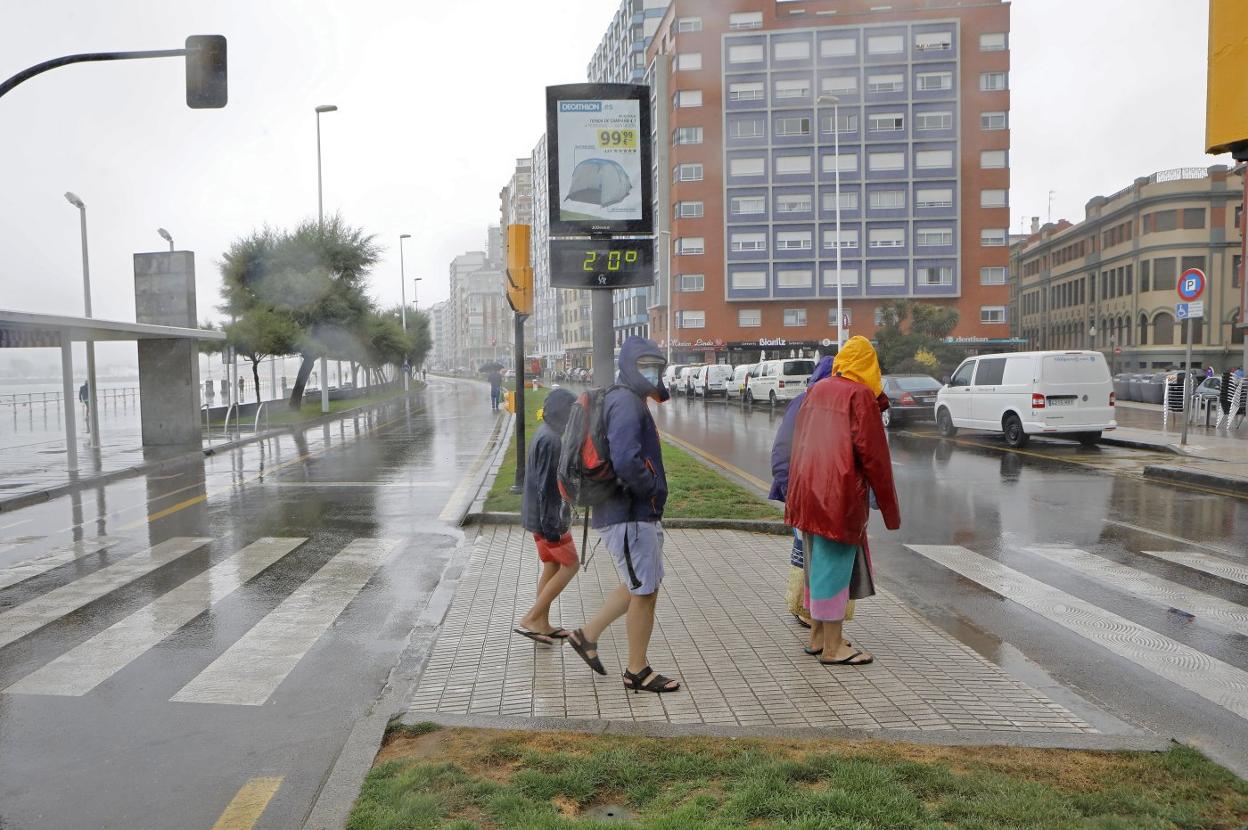 Un grupo de peatones protegido con chubasqueros cruza en el Muro a la altura de la calle Ezcurdia, poco antes del México Lindo y del Colegio San Vicente de Paúl. 