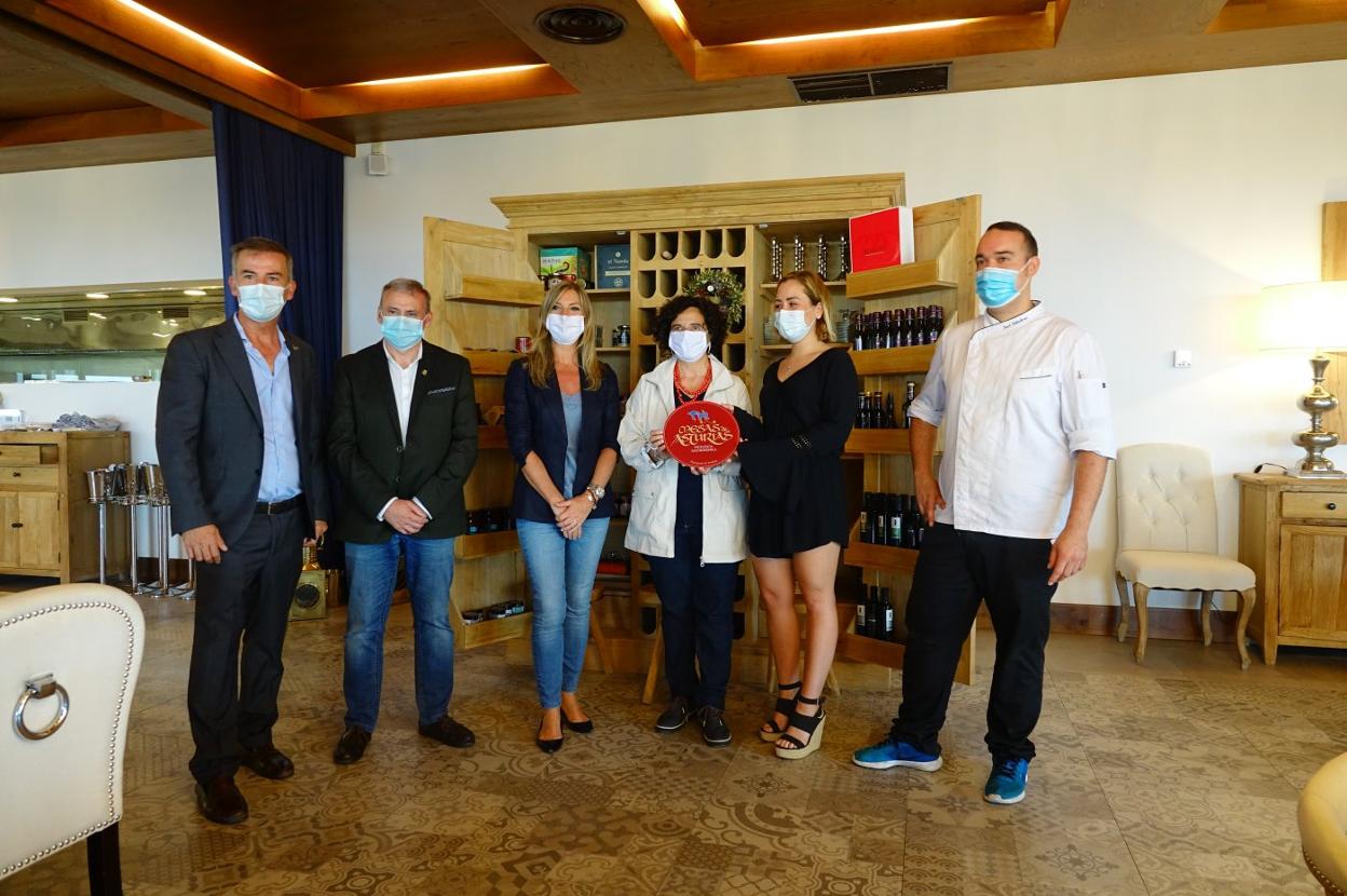 Kiko Lamata, Emilio García Longo, Graciela Blanco, Berta Piñán, Begoña Álvarez y Javi Felechosa, ayer en el resort de Cofiño. 