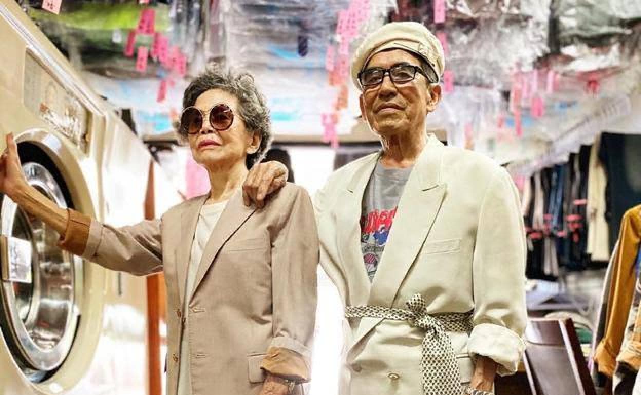 Una pareja de ancianos crea looks increíbles con ropa olvidada en