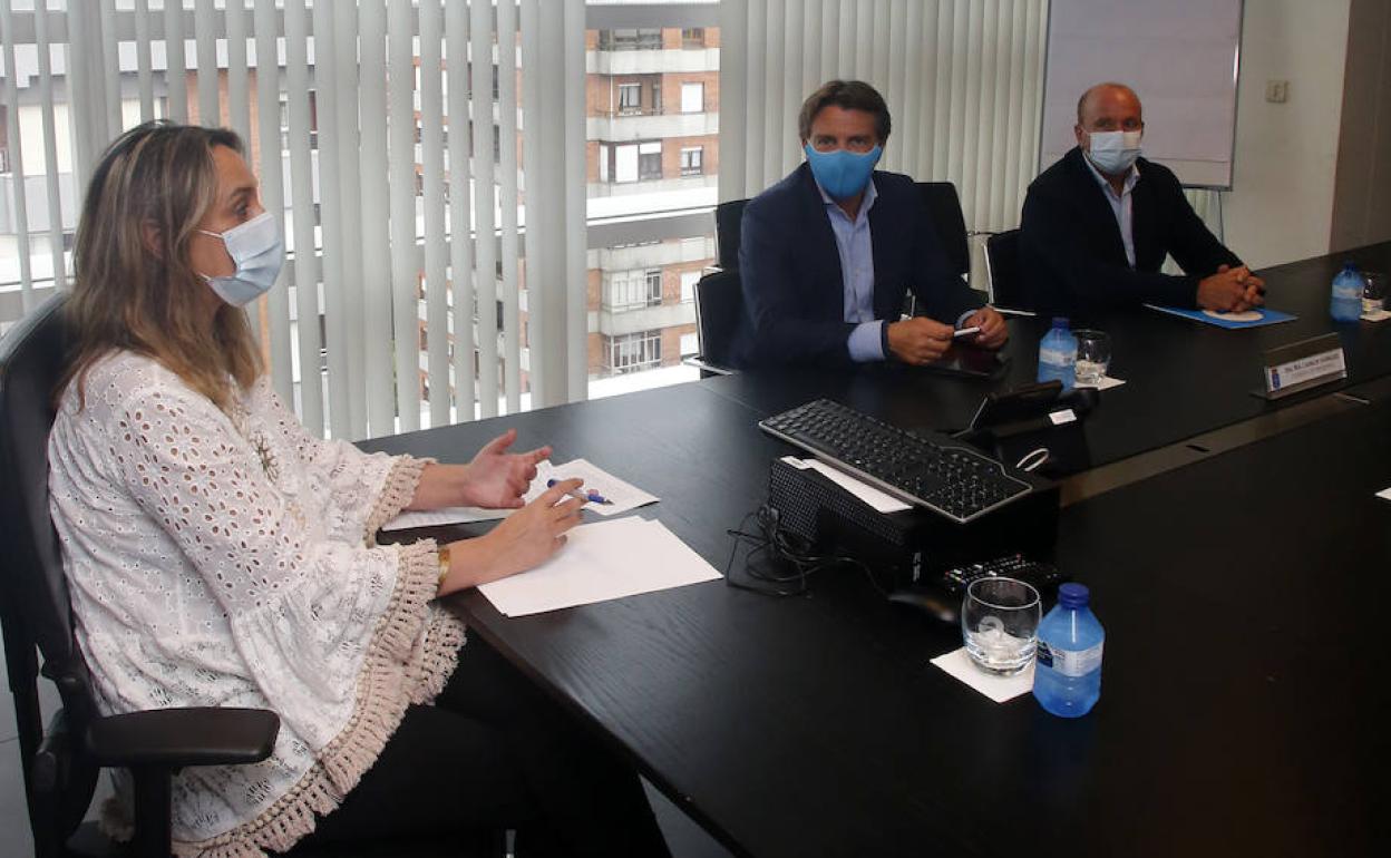 Reunión mantenida este martes entre la consejera Rita Camblor y el presidente de la patronal de la hostelería asturiana José Luis Álvarez Almedia. 