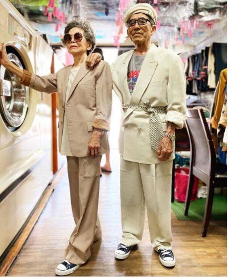 Fotos: Una pareja de ancianos crea looks increíbles con ropa olvidada en su lavandería