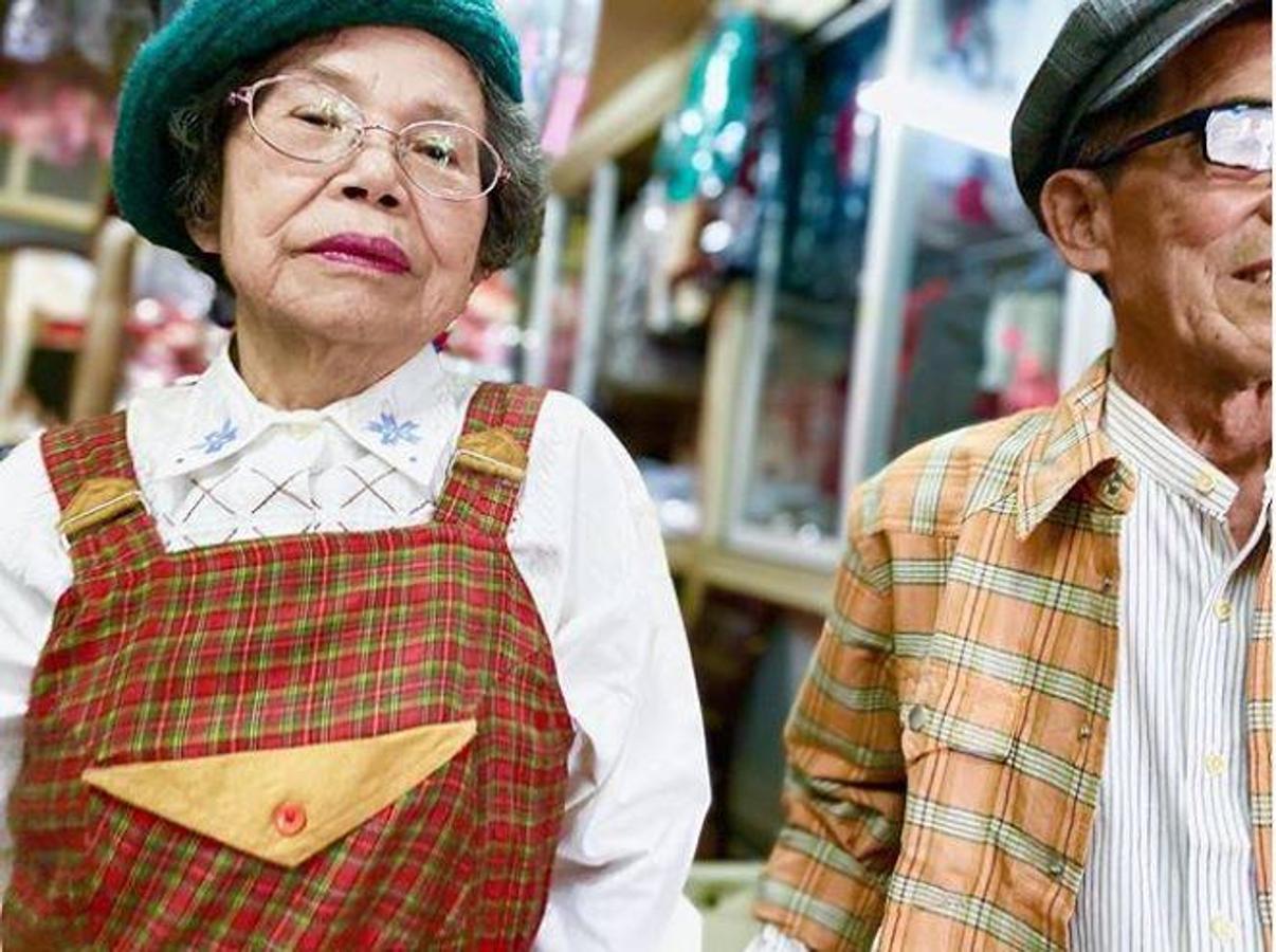 Fotos: Una pareja de ancianos crea looks increíbles con ropa olvidada en su lavandería