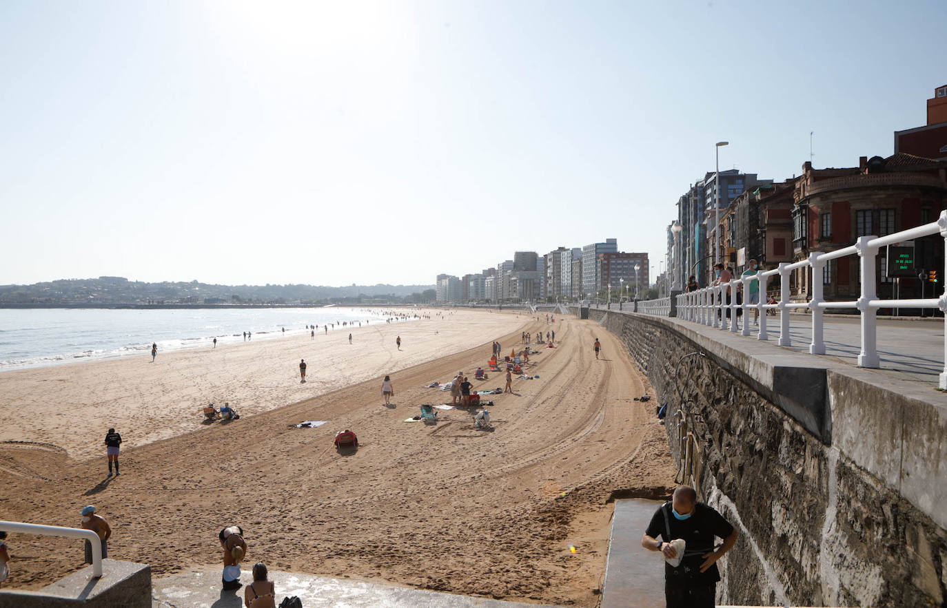 La región se encuentra este jueves en alerta naranja por temperaturas máximas que podrían rozar los 40 grados en algunas localidades. El sol ha animado a asturianos y visitantes a salir a playas, paseos o terrazas desde primera hora.