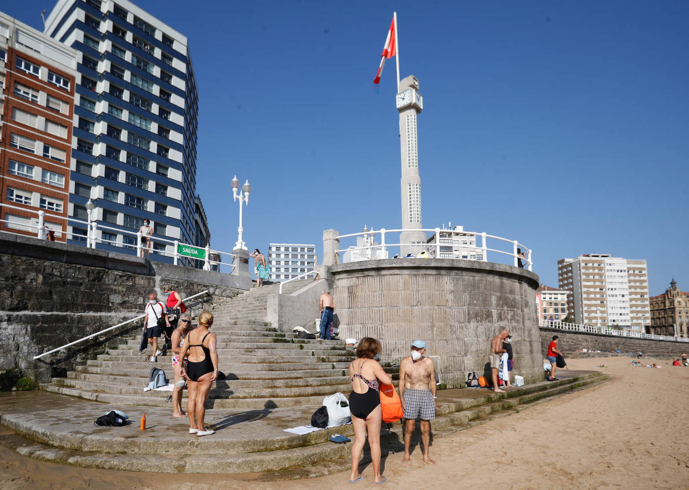 La región se encuentra este jueves en alerta naranja por temperaturas máximas que podrían rozar los 40 grados en algunas localidades. El sol ha animado a asturianos y visitantes a salir a playas, paseos o terrazas desde primera hora.