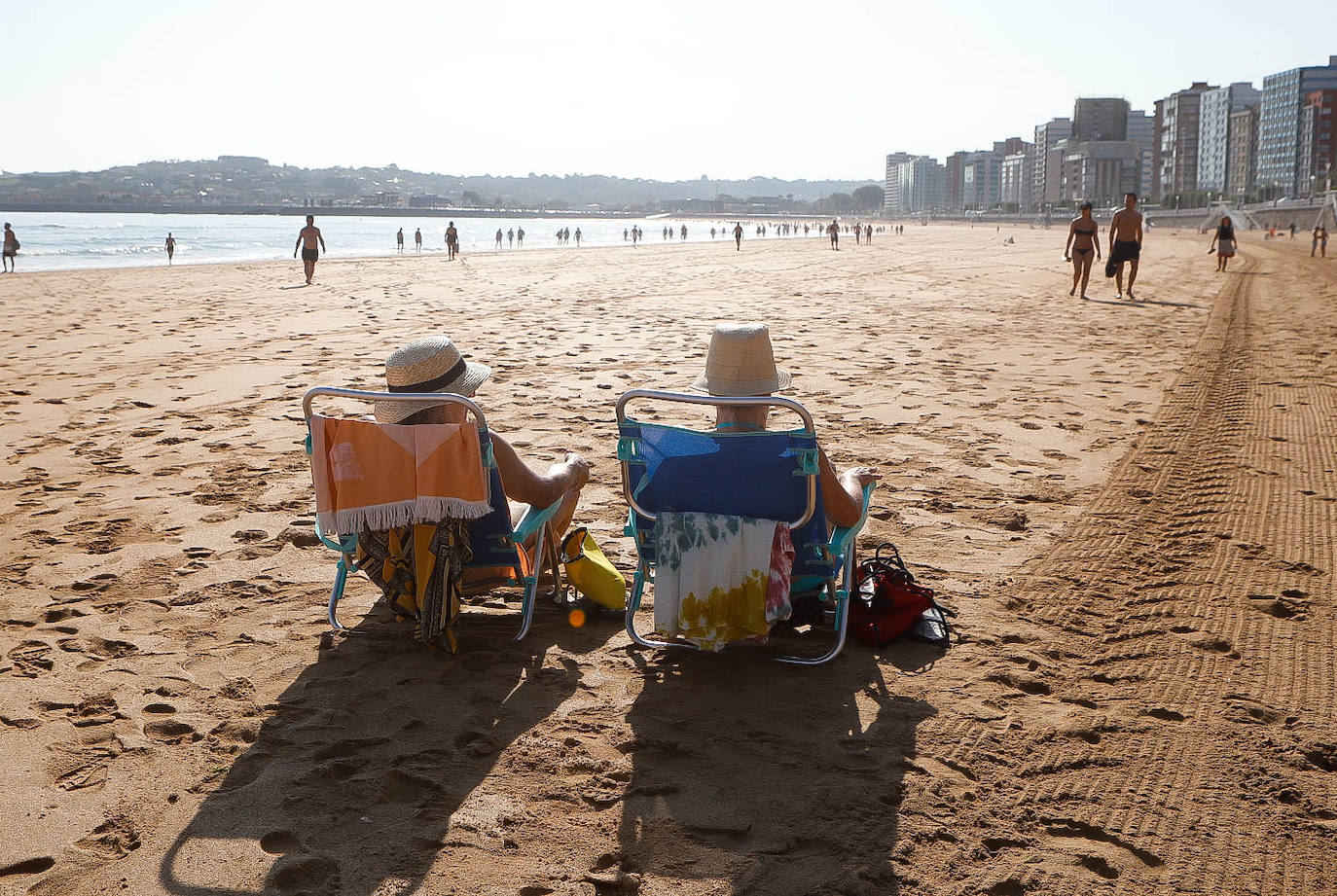 La región se encuentra este jueves en alerta naranja por temperaturas máximas que podrían rozar los 40 grados en algunas localidades. El sol ha animado a asturianos y visitantes a salir a playas, paseos o terrazas desde primera hora.