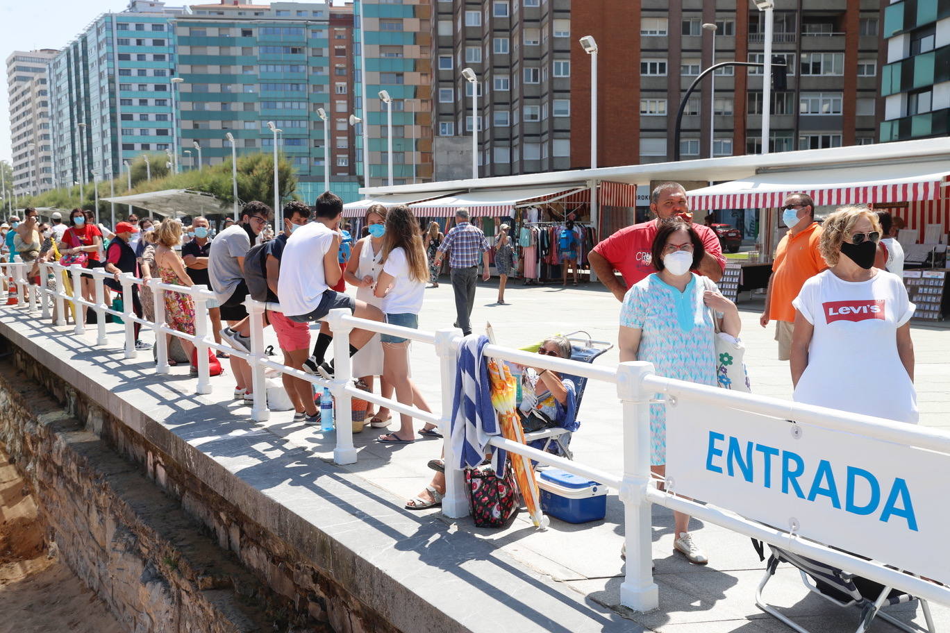 La región se encuentra este jueves en alerta naranja por temperaturas máximas que podrían rozar los 40 grados en algunas localidades. El sol ha animado a asturianos y visitantes a salir a playas, paseos o terrazas desde primera hora.