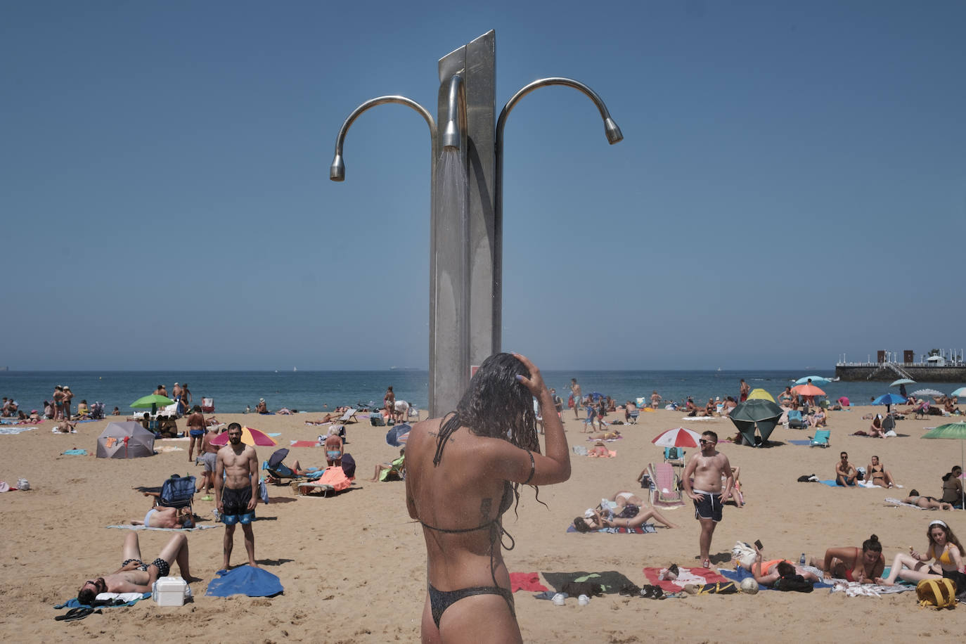 La región se encuentra este jueves en alerta naranja por temperaturas máximas que podrían rozar los 40 grados en algunas localidades. El sol ha animado a asturianos y visitantes a salir a playas, paseos o terrazas desde primera hora. Algunos arenales han tenido que ser cerrados por momentos. También a coger la canoa y bajar el Sella 