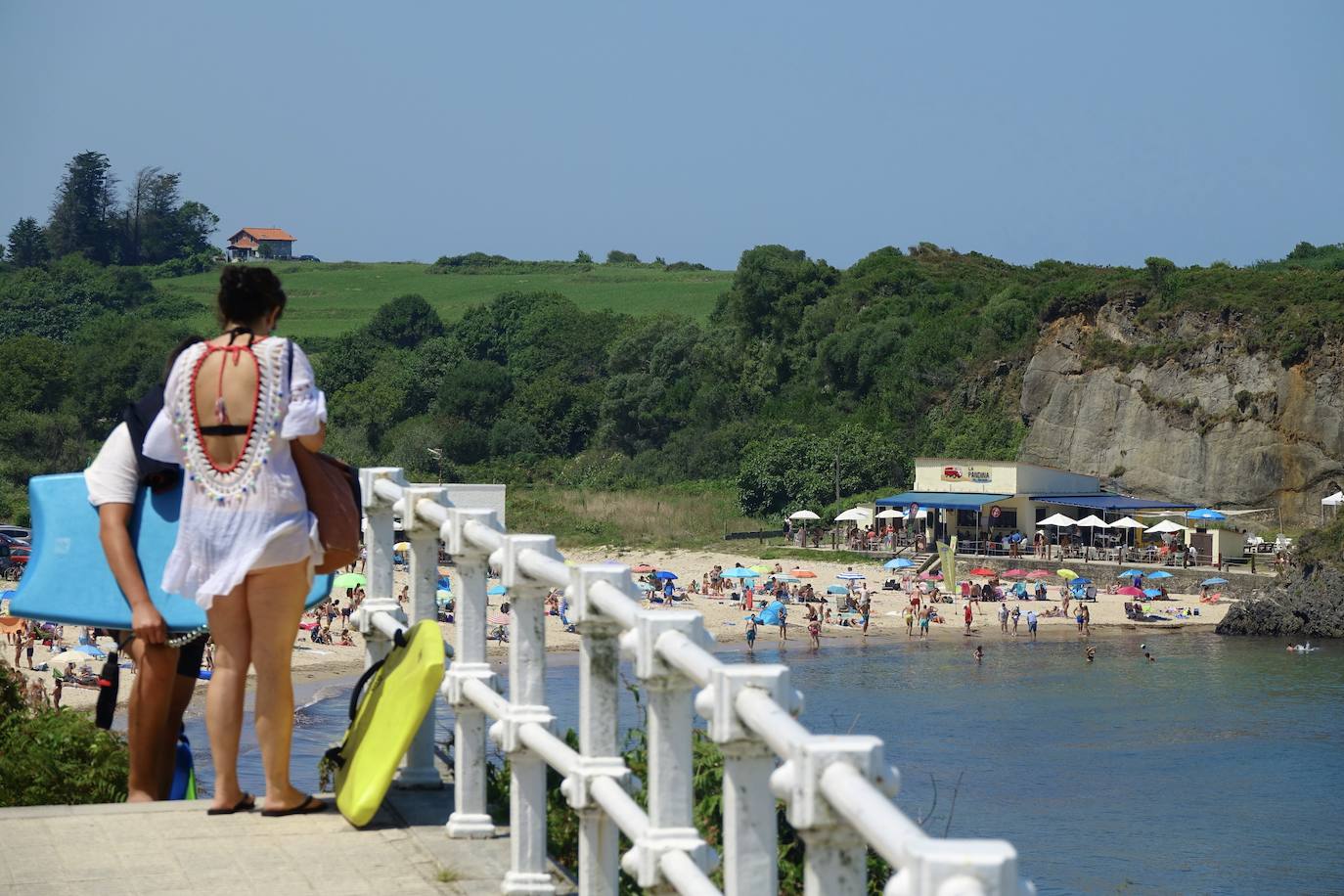 La región se encuentra este jueves en alerta naranja por temperaturas máximas que podrían rozar los 40 grados en algunas localidades. El sol ha animado a asturianos y visitantes a salir a playas, paseos o terrazas desde primera hora. Algunos arenales han tenido que ser cerrados por momentos. También a coger la canoa y bajar el Sella 