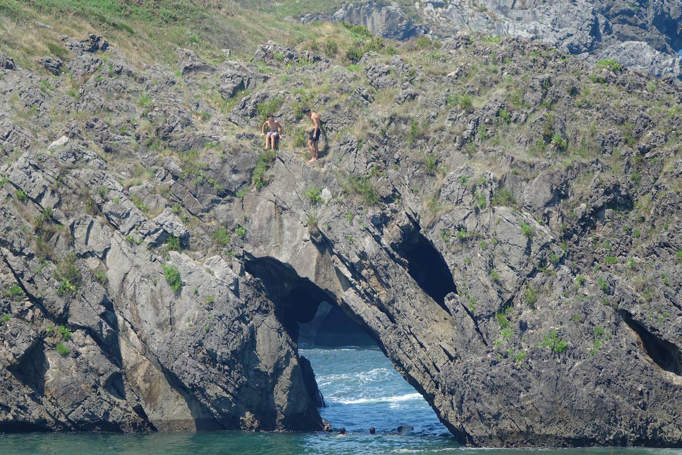 La región se encuentra este jueves en alerta naranja por temperaturas máximas que podrían rozar los 40 grados en algunas localidades. El sol ha animado a asturianos y visitantes a salir a playas, paseos o terrazas desde primera hora. Algunos arenales han tenido que ser cerrados por momentos. También a coger la canoa y bajar el Sella 