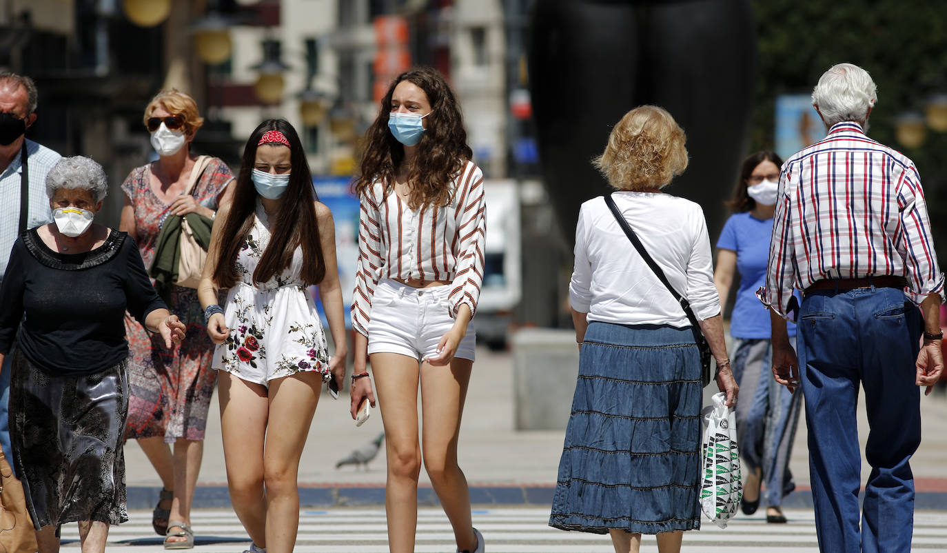 La región se encuentra este jueves en alerta naranja por temperaturas máximas que podrían rozar los 40 grados en algunas localidades. El sol ha animado a asturianos y visitantes a salir a playas, paseos o terrazas desde primera hora. Algunos arenales han tenido que ser cerrados por momentos. También a coger la canoa y bajar el Sella 