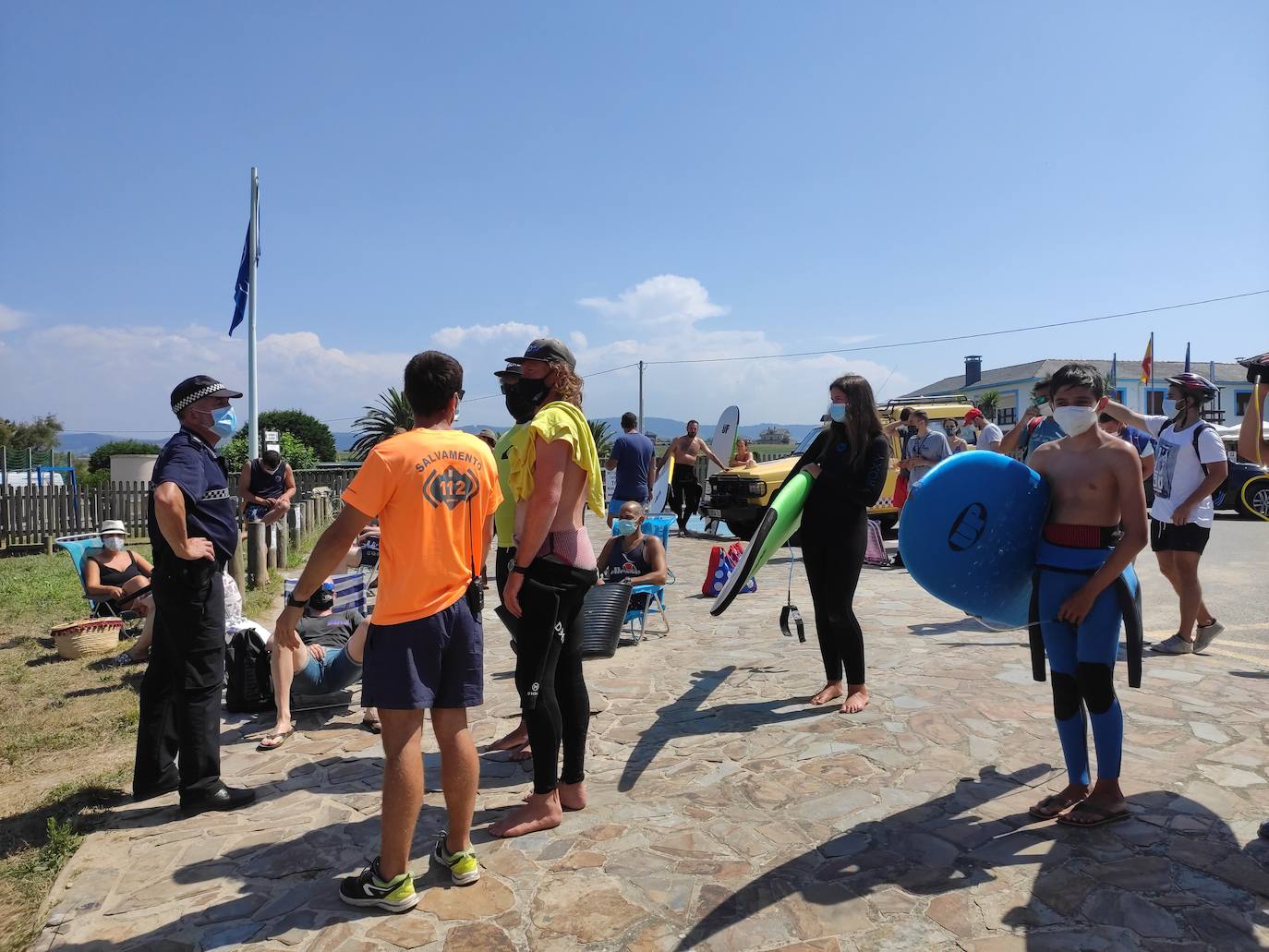 La región se encuentra este jueves en alerta naranja por temperaturas máximas que podrían rozar los 40 grados en algunas localidades. El sol ha animado a asturianos y visitantes a salir a playas, paseos o terrazas desde primera hora. Algunos arenales han tenido que ser cerrados por momentos. También a coger la canoa y bajar el Sella 