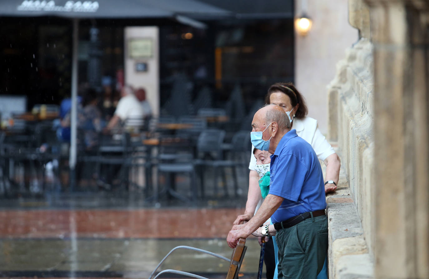 Fotos: La tormenta enfría el ambiente y vacía playas