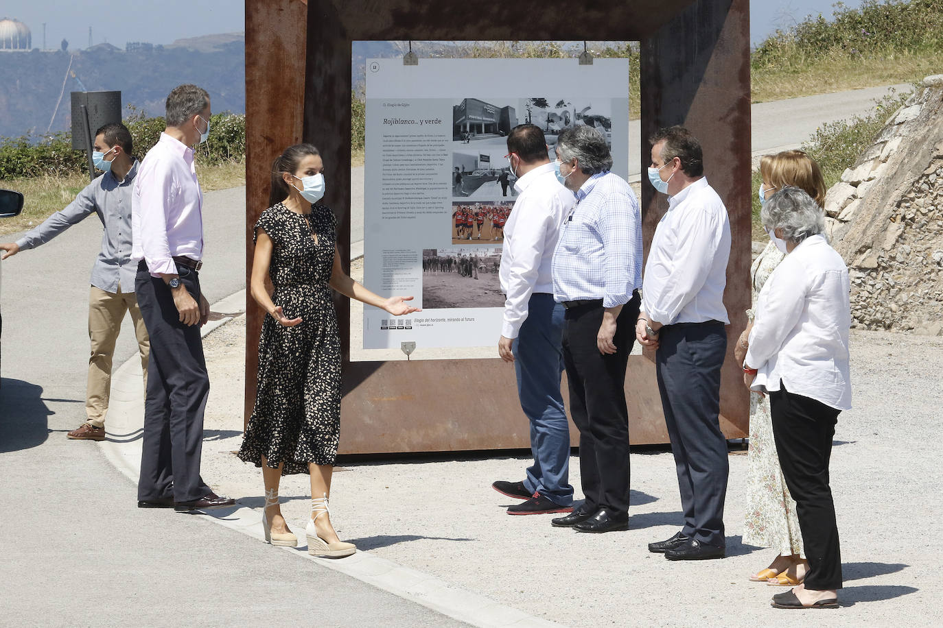 Con una visita a Gijón y Llanera. Así terminan don Felipe y doña Letizia su gira por España para expresa su apoyo a los profesionales y sectores que se mantienen en primera línea en la lucha contra el coronavirus. Los Reyes han sido recibidos en las instalaciones de Cogersa en la parroquia de Serín por las autoridades regionales y locales. Posteriormente se desplazaron hasta el Cerro de Santa Catalina en Gijón.