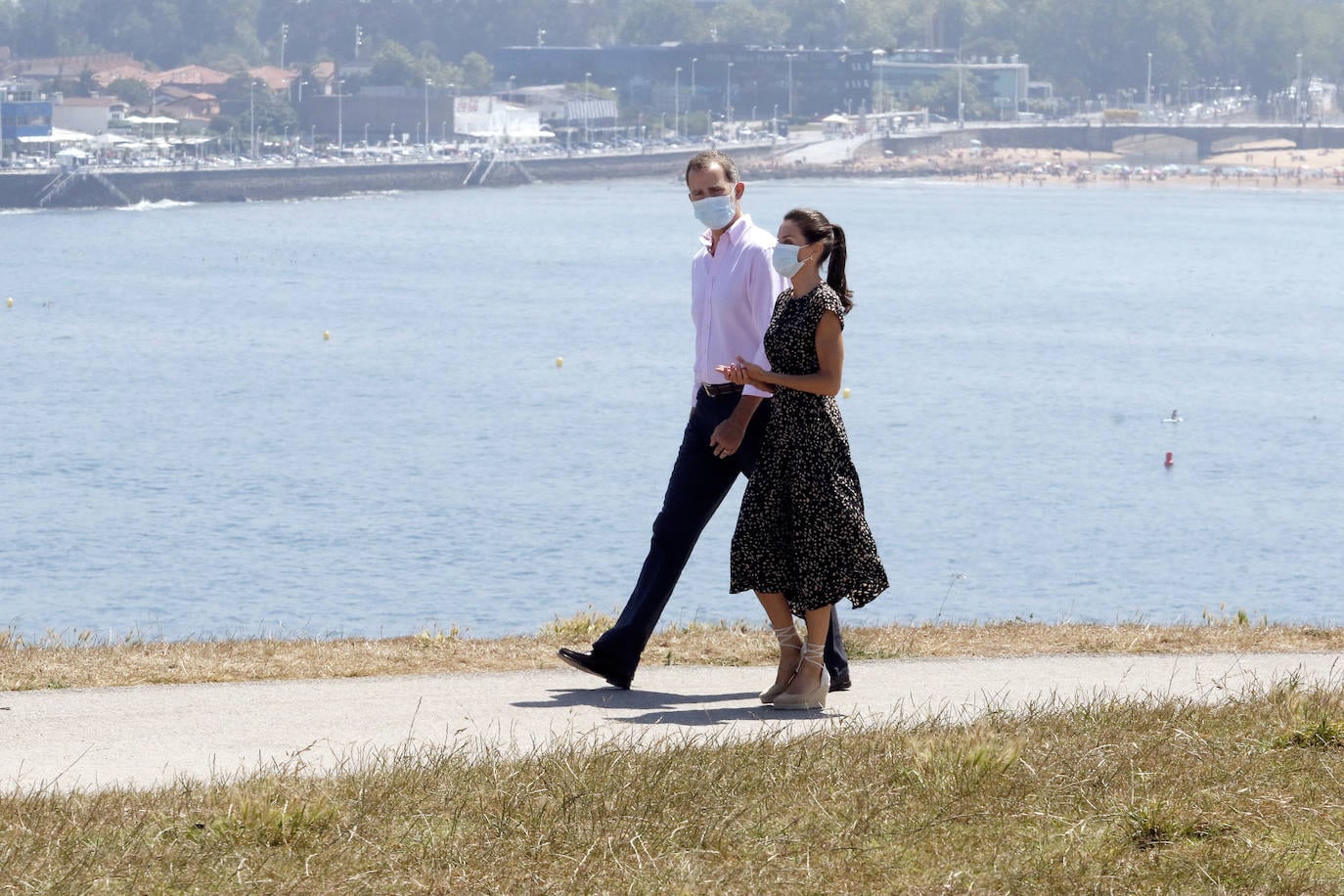 Con una visita a Gijón y Llanera. Así terminan don Felipe y doña Letizia su gira por España para expresa su apoyo a los profesionales y sectores que se mantienen en primera línea en la lucha contra el coronavirus. Los Reyes han sido recibidos en las instalaciones de Cogersa en la parroquia de Serín por las autoridades regionales y locales. Posteriormente se desplazaron hasta el Cerro de Santa Catalina en Gijón.