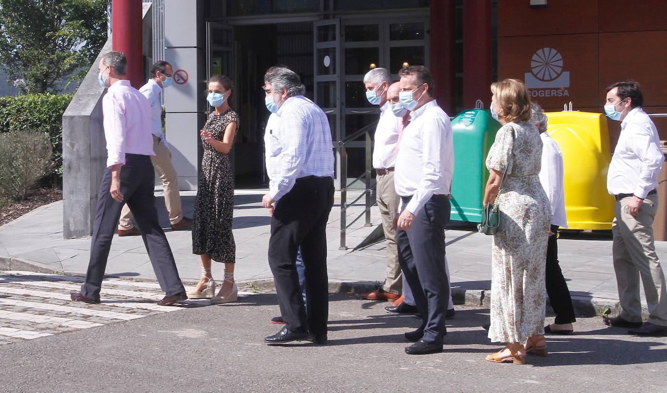 Con una visita a Gijón y Llanera. Así terminan don Felipe y doña Letizia su gira por España para expresa su apoyo a los profesionales y sectores que se mantienen en primera línea en la lucha contra el coronavirus. Los Reyes han sido recibidos en las instalaciones de Cogersa en la parroquia de Serín por las autoridades regionales y locales.