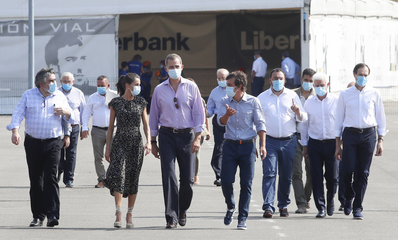 Con una visita a Gijón y Llanera. Así terminan don Felipe y doña Letizia su gira por España para expresa su apoyo a los profesionales y sectores que se mantienen en primera línea en la lucha contra el coronavirus. Los Reyes han sido recibidos en las instalaciones de Cogersa en la parroquia de Serín por las autoridades regionales y locales. Posteriormente se desplazaron hasta el Cerro de Santa Catalina en Gijón. Ya, por la tarde, acudieron al Museo y Circuito Fernando Alonso. 