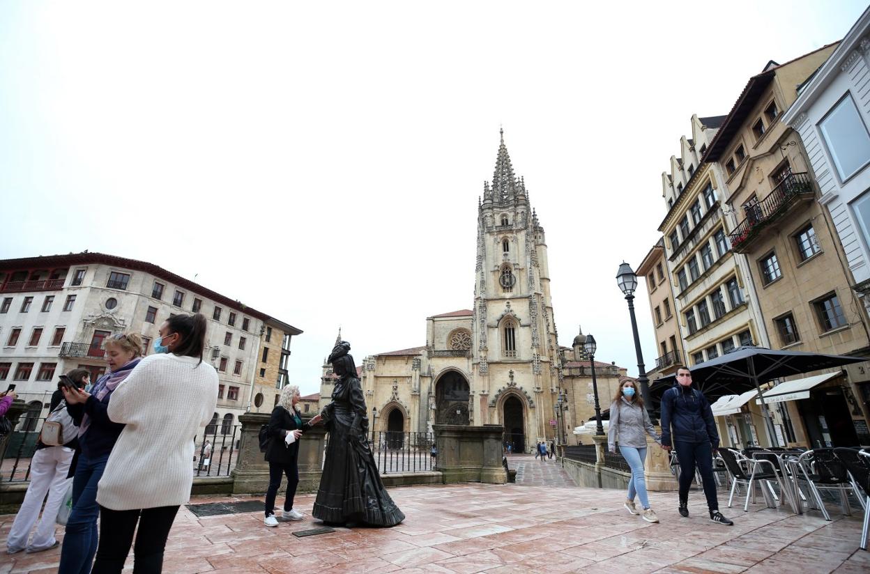 Una vista de la plaza de la Catedral, punto de partida del Camino Primitivo de Santiago. 