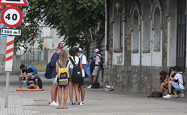 Muchos jóvenes quedaron 'tirados' en la estación de San Juan. 