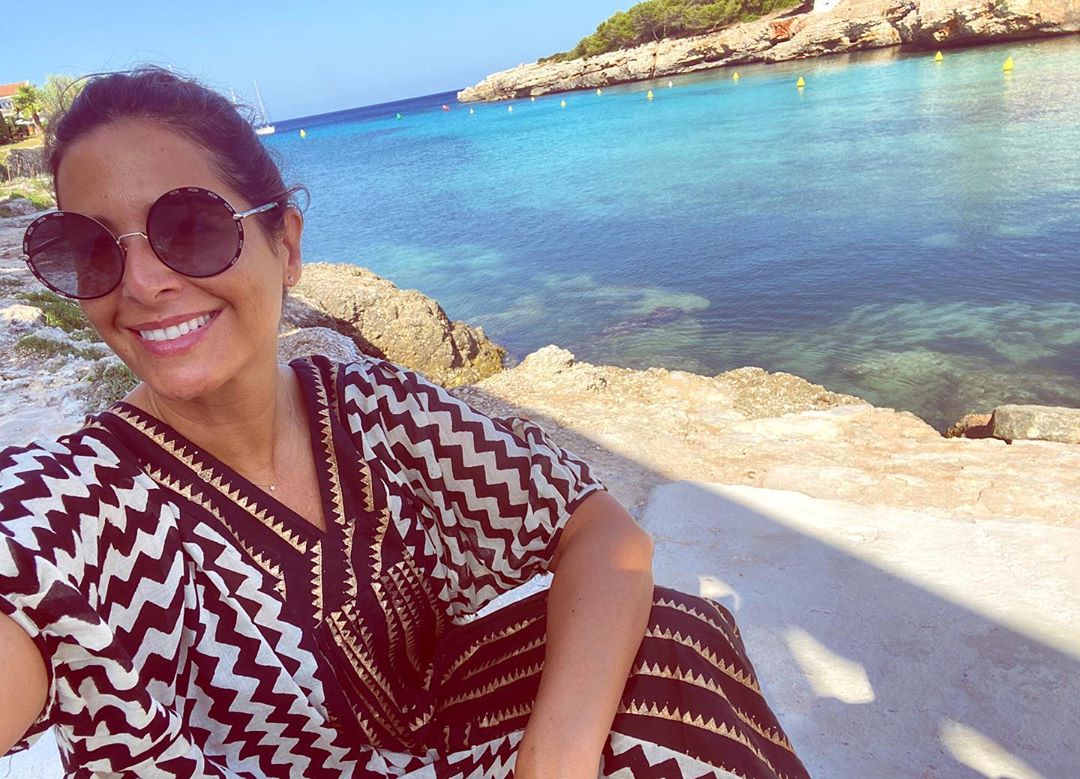 Nuria Roca, encantada en Ibiza con su familia.