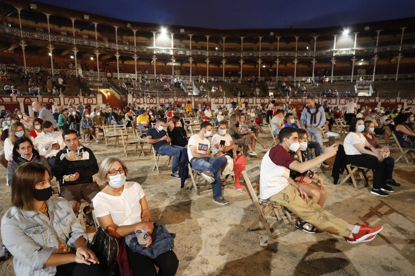 La organización extremó las precauciones tomando la temperatura a los asistentes.