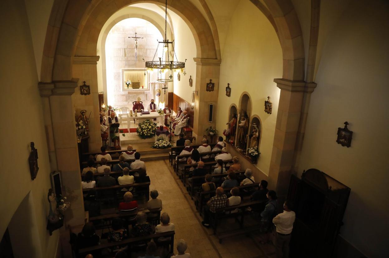 La iglesia de Tresali, abarrotada para despedir a Novalín. 